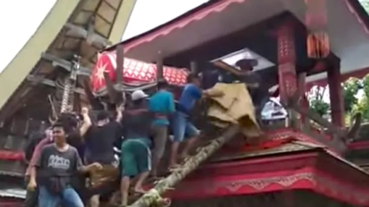 Bizarna smrt: preminuo na majčinom pogrebu jer je njezin lijes pao na njega!