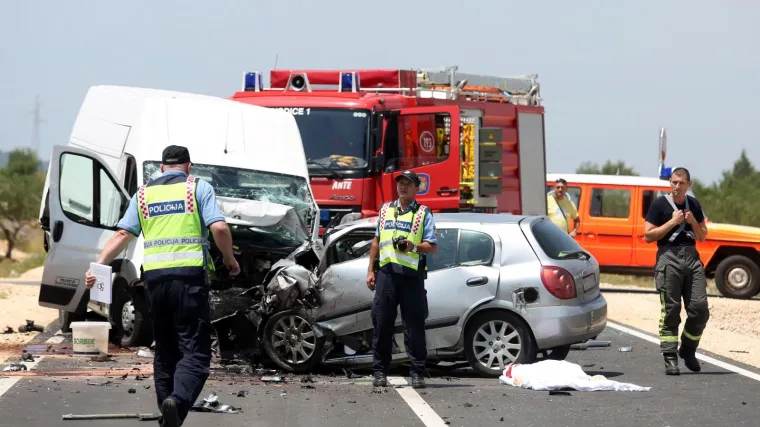 Opet velika nesreća na kobnoj zaobilaznici: 59-godi&scaron;njaka su iz auta izvlačila 4 vatrogasca