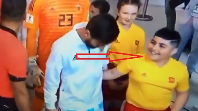 Zaljubljeni pogled ovog dječaka u nogometnu ikonu sigurno će i vas rastopiti