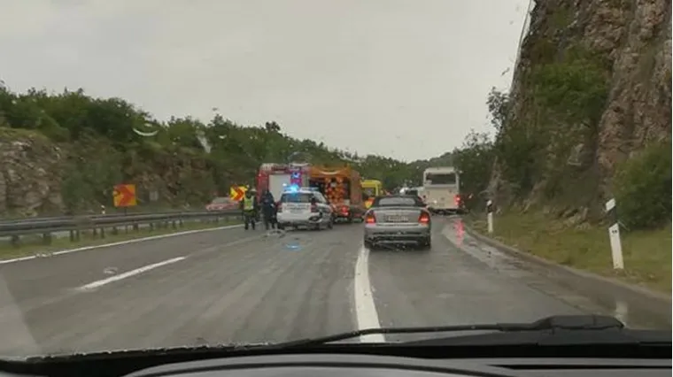 Stra&scaron;na nesreća kod Rijeke: Kombi pun migranata izletio s ceste, jedan se borio za život