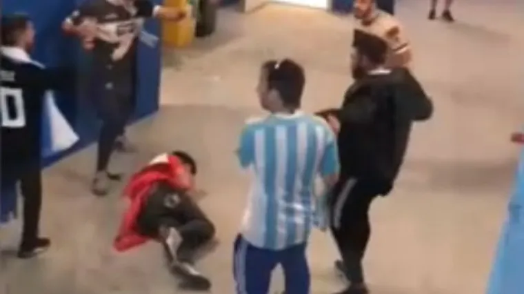 Uznemirujuća snimka: Sramotan incident u Rusiji, Argentinci brutalno pretukli hrvatske navijače