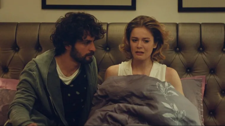 Džem dolazi u konak i otkriva svima kako se on i Hulija poznaju otprije (Djevojka sa sela)