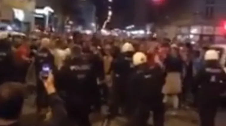 VIDEO Srpski navijači tijekom utakmice sa &Scaron;vicarcima vikali 'Nož žica Srebrenica' i sukobili se s policijom