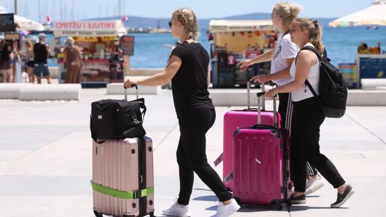 SUNČANI VIKEND U SPLITU: Ljepotice i turisti preplavili rivu