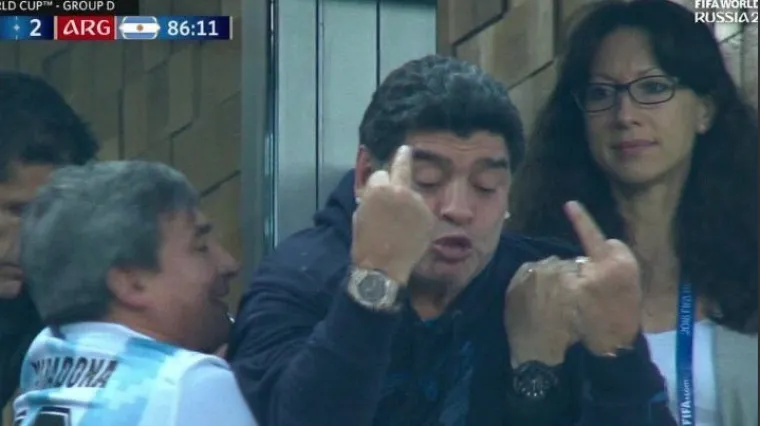 Maradona opet divljao: Pokazivao srednji prst kada je Argentina zabila za prolazak
