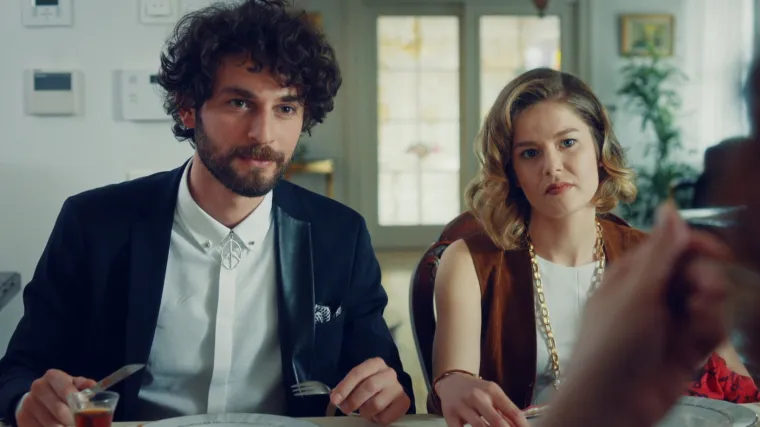 Kako bi spriječio njezin odlazak Kerim zaprosi Huliju (Djevojka sa sela)