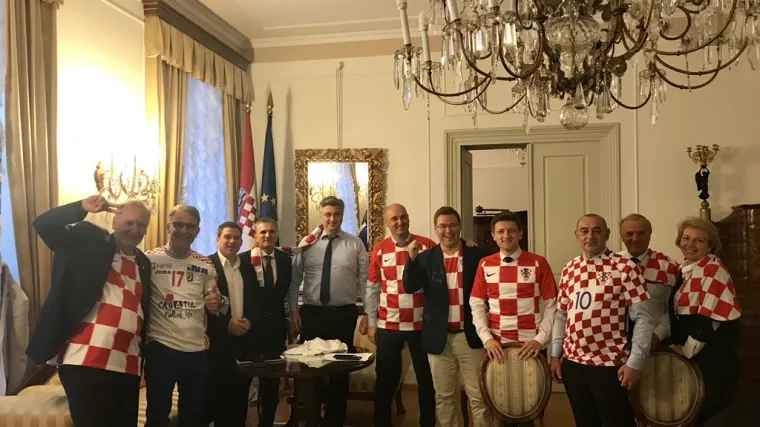 Plenković objavio fotografiju s ministrima, u Banskim dvorima prate reprezentaciju