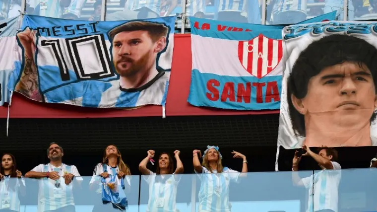 Diego Maradona je opet na tribinama, a upravo je nevjerojatno &scaron;to drži u ruci