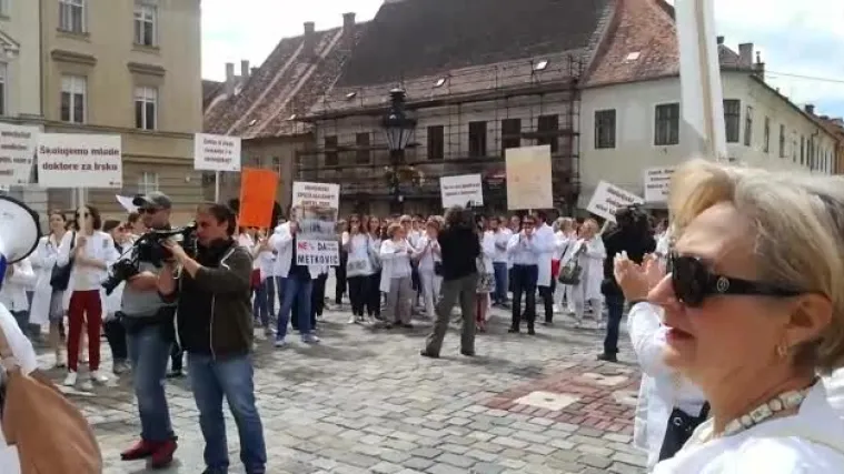 Prosvjed liječnika na Markovom trgu, Kujundžić im poručio: 'Nećete dobiti ni&scaron;ta!'