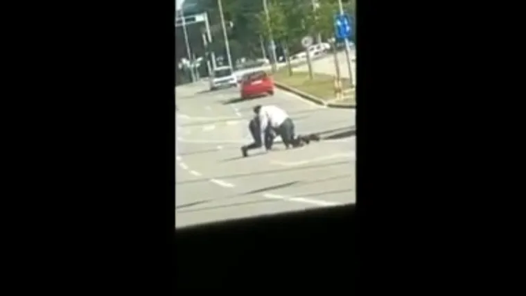 VIDEO Dvojica mu&scaron;karaca se potukla nasred prometne ulice u Zadru