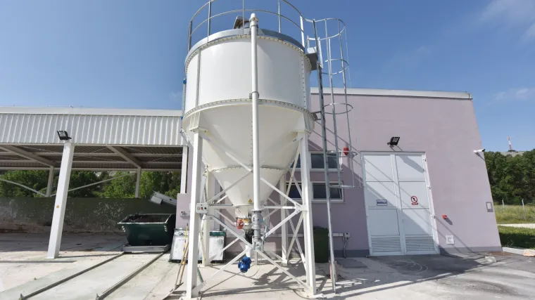 Na pročistaču voda pored Karlovca zapalio se metan i uzrokovao požar