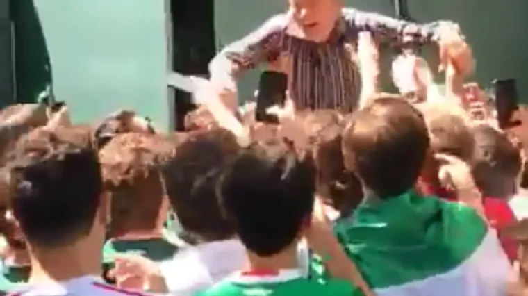 Pjesmom dozvali ambasadora pa ga nagovorili na tekilu!