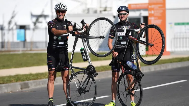 Martin Atkinson i Jon Moss u Kalinjingrad stigli biciklima!