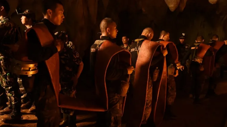 Dvanaestero djece i trener zarobljeni u poplavljenoj mreži spilja