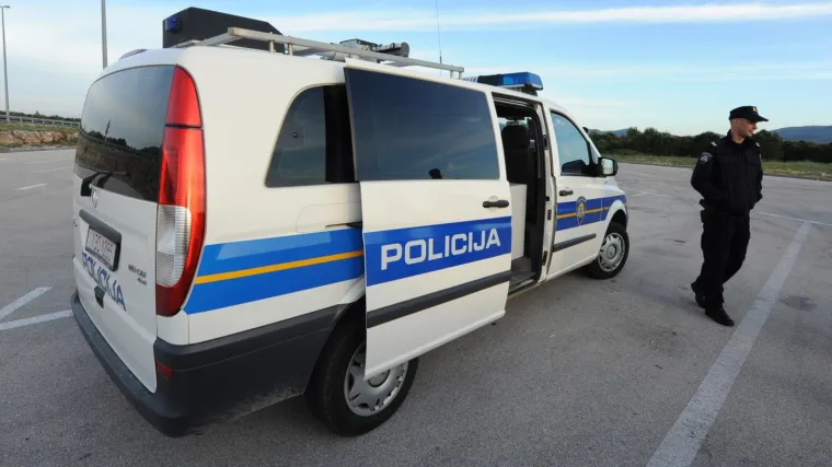 Hicem iz vatrenog oružja ranio ženu, hitno je prebačena u bolnicu