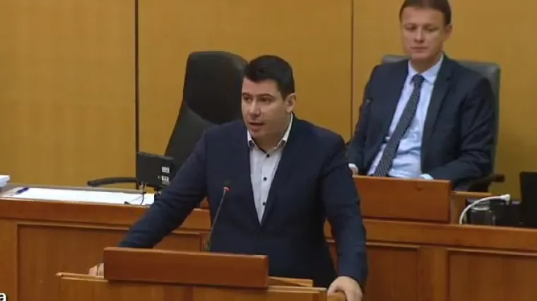 'Briga me vjerojatno vi&scaron;e nego vas, ali ne glumatam kao vi... Straža, izvedite ga van'