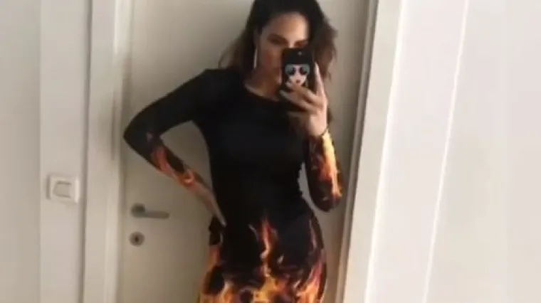 Samo jedan pokret bio je dovoljan da joj svi bulje u noge