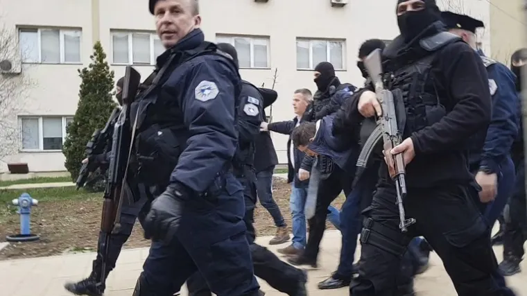 Uhap&scaron;eni osumnjičeni za terorizam, policija zaplijenila masu oružja