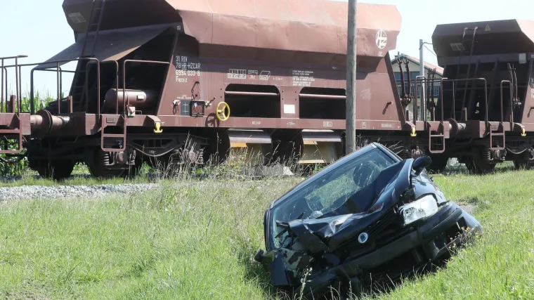 Tragedija izbjegnuta za dlaku: Vozačica osobnog automobila zabila se u spu&scaron;tenu rampu i potom u vlak