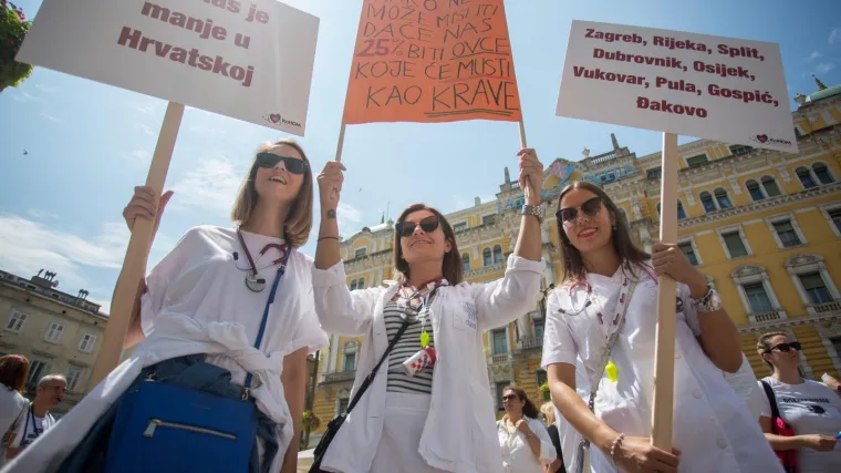 FOTO Prosvjed liječnika obiteljske medicine: Na kraju skupa zapalili svijeće za spas zdravstva