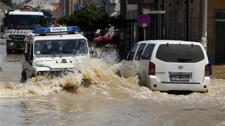 VIDEO Poplave diljem Srbije izazvale velike &scaron;tete: Uni&scaron;teni automobili i kuće, a ima i ozlijeđenih