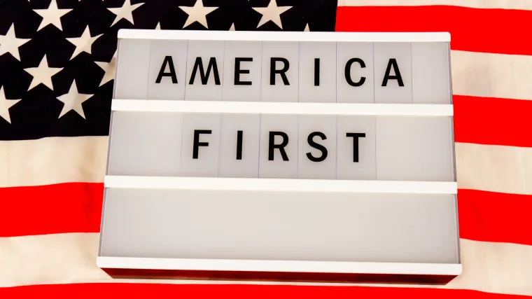 Je li Trump pao na foru? Komičar tvrdi da je razgovarao telefonom s Trumpom predstavivši se kao senator