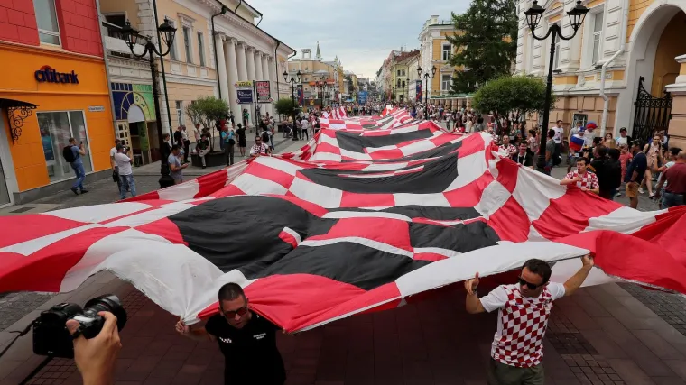 Hrvati 'najluđi' na navijačkoj sceni: Pogledajte trenutak kad se u Rusiji razvila zastava dugačka 96 metara