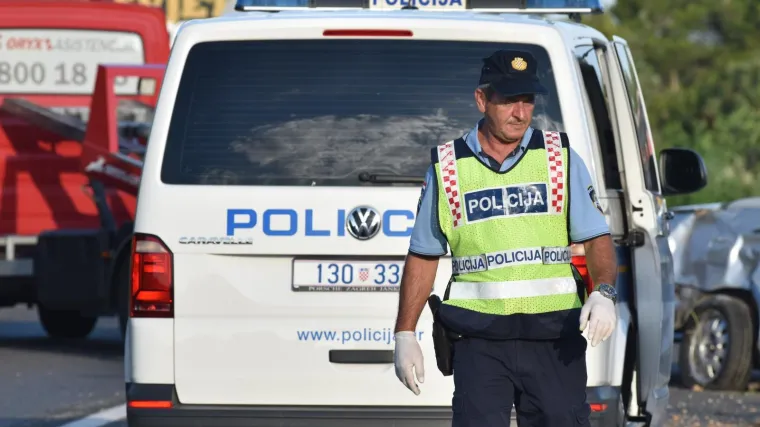 Nesreća na Jadranskoj magistrali: Sletio automobilom s ceste ravno u provaliju, spa&scaron;avali ga vatrogasci