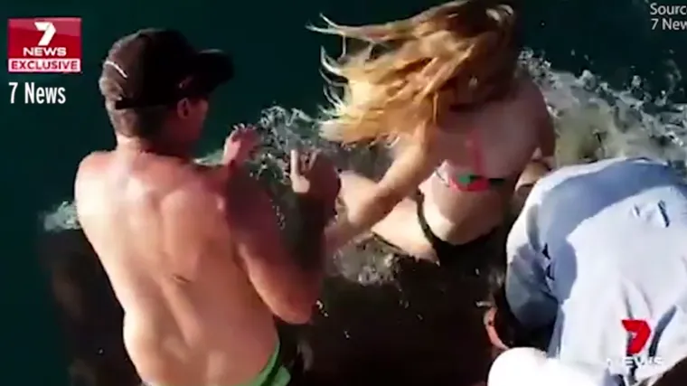 Kamera uhvatila trenutak kada je morski pas zgrabio ženu za nogu i odvukao je u more