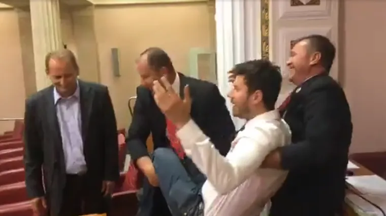 VIDEO 'Ovo je demokracija u Hrvatskoj': Ivan Pernar ponovno je izbačen iz sabornice