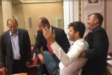 VIDEO 'Ovo je demokracija u Hrvatskoj': Ivan Pernar ponovno je izbačen iz sabornice