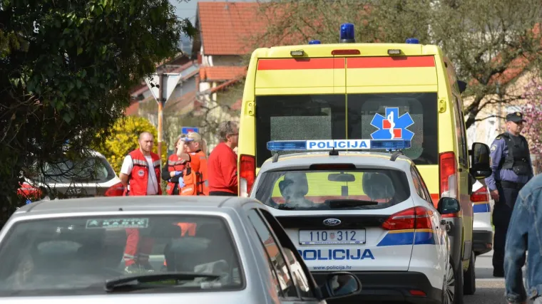 Vozačica visjela na rubu rive, vatrogasci je spa&scaron;avali da ne upadne u more