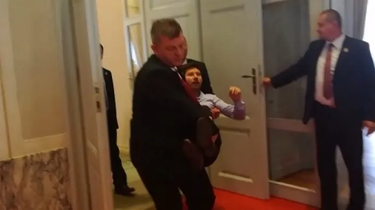 VIDEO Pernar opet izbačen: 'Ovo je način na koji Jandroković vodi sjednice'