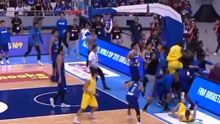 U potpunom kaosu letjele su &scaron;ake, noge, stolci...