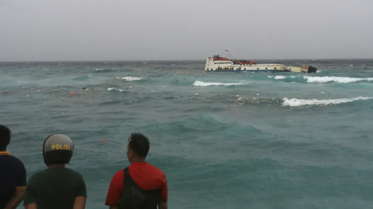 Najmanje 29 mrtvih: Objavljene stravične snimke ljudi koji se drže za brod koji tone