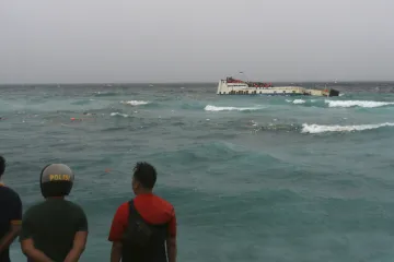 Najmanje 29 mrtvih: Objavljene stravične snimke ljudi koji se drže za brod koji tone