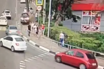 Vozač izgubio kontrolu i zabio se u pješake u Sočiju, jedna osoba poginula, dvije su kritično