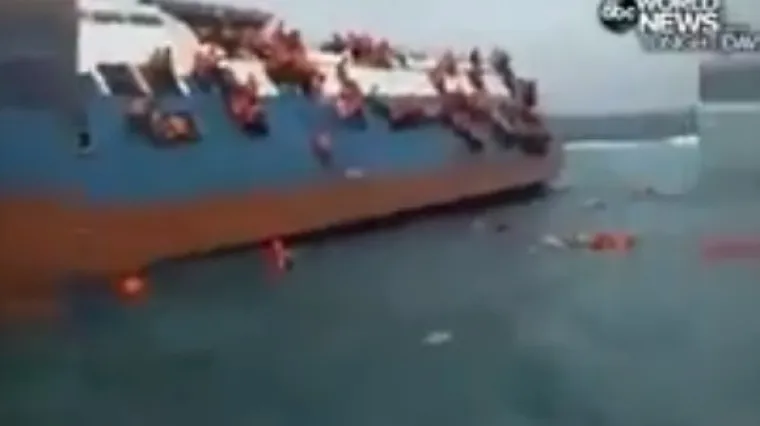 Zastra&scaron;ujuće snimke prikazuju desetke putnika kako vise na brodu koji tone, 29 poginulih