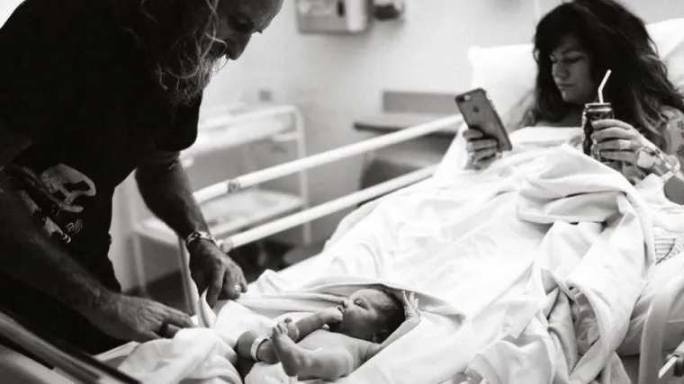 Netom nakon poroda uzela mobitel i surfala dok joj se muž igrao s bebom, ružnih komentara je pregr&scaron;t