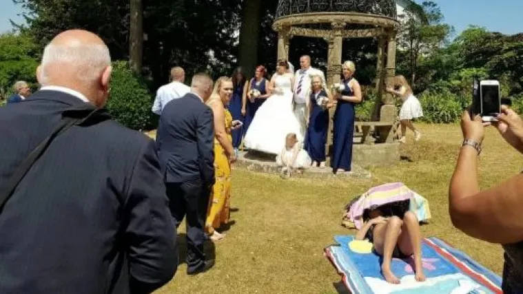 Žena se sunčala pored mladenaca: 'Nije ju bilo briga &scaron;to se slikamo pored nje, nije se htjela ni maknuti'