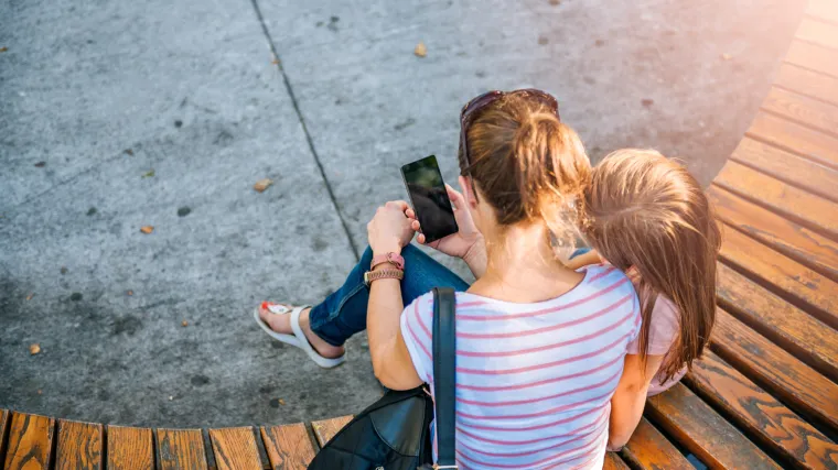 Stručnjaci upozoravaju roditelje: Odbacite mobitele, bavite se djecom