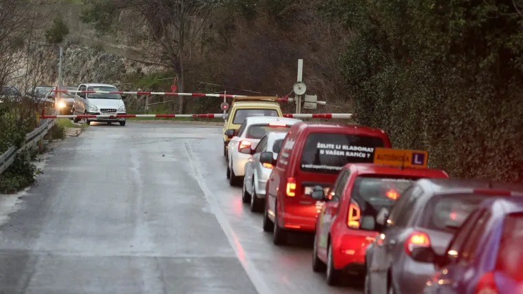 VIDEO Opasne egzibicije kod Karlovca: Nestrpljivi vozači zaobilazili spu&scaron;tenu rampu