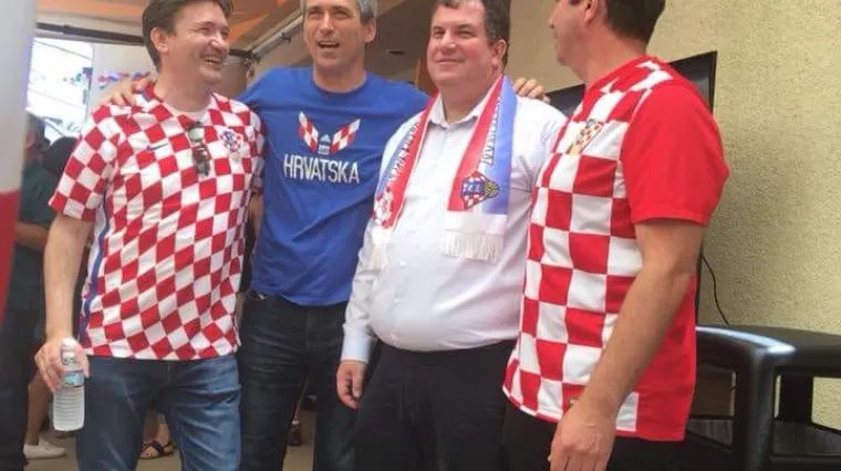 Prona&scaron;li smo Jakova Kitarovića! Evo &scaron;to radi predsjedničin suprug dok ona uživa u Rusiji