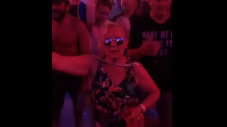 VIDEO Starija gospođa u kupaćem kostimu i s koktelom u ruci pokazala mladima na Ultri kako se partija