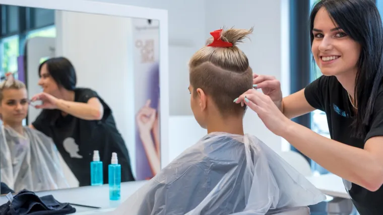 Humanitarni projekt koji je besplatno obrazovao preko 2.000 frizera diljem svijeta