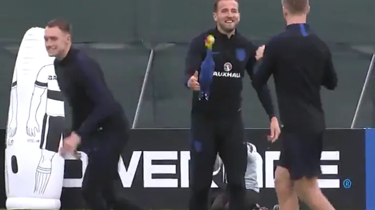 Dok im otočki mediji poručuju da ne igraju 'kao koko&scaron;i' oni treniraju s gumenom kokom