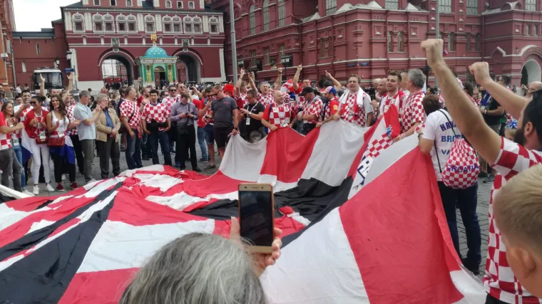 Zastava stigla u Moskvu! Policija navijačima zabranila razvlačenje pa im pokazali na&scaron;u predsjednicu