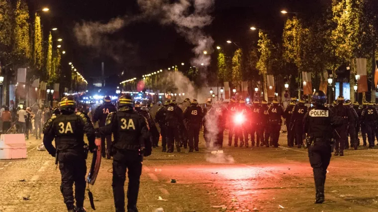Pariz proključao zbog francuske pobjede: Navijači se sukobili s policijom