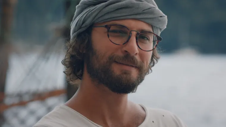 Hulija kreće u potragu za Kerimom koji je s Mehmetom napustio kuću (Djevojka sa sela)