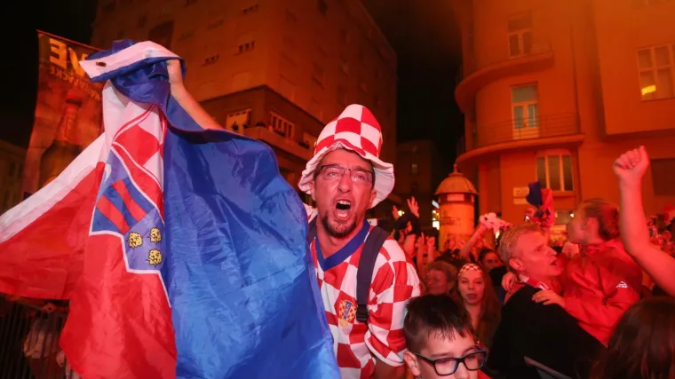Ban je ponovno osvojen! Pogledajte užarenu autmosferu na zagrebačkom trgu
